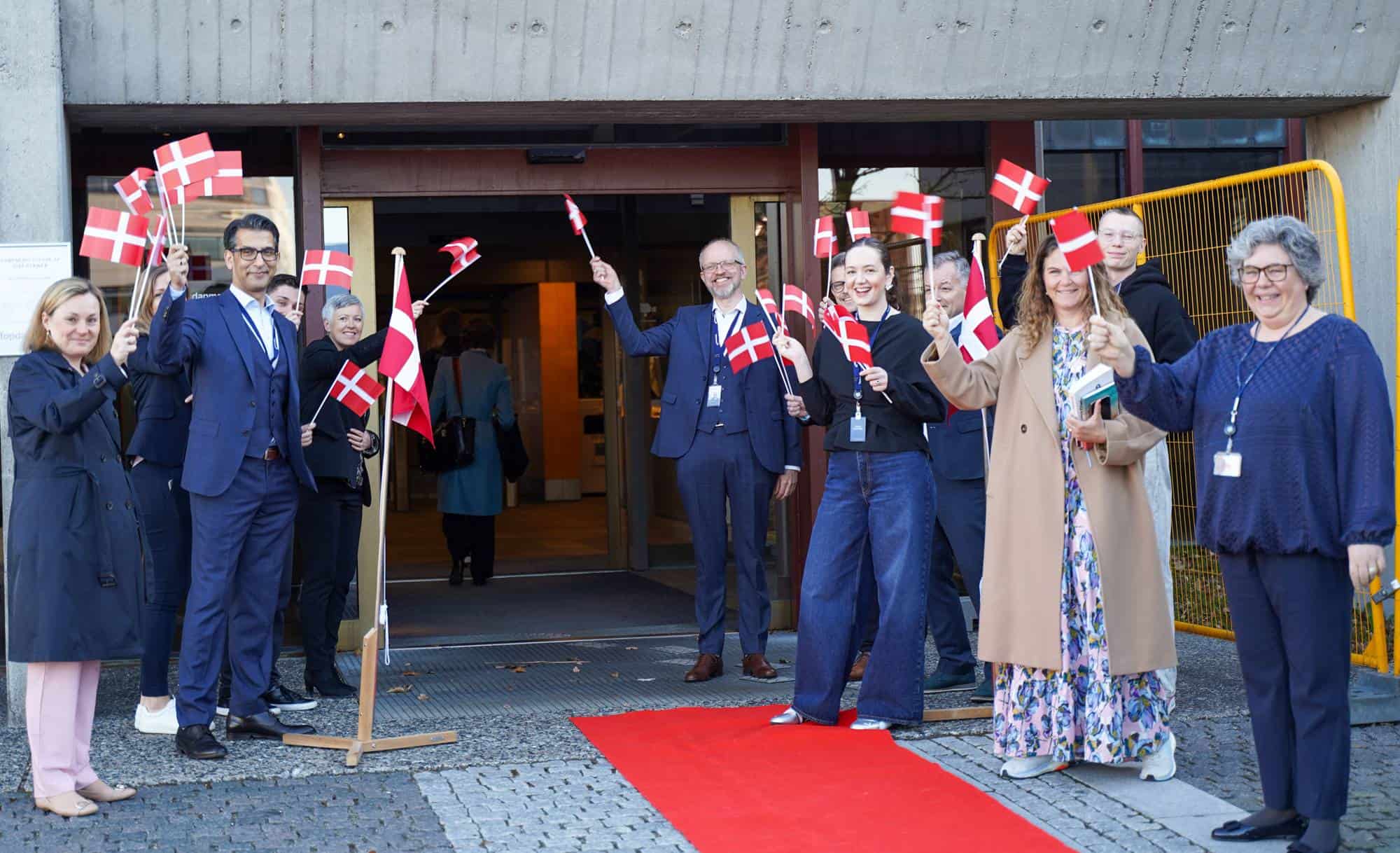 Forældre der smiler sammen med deres barn til fødselsdag